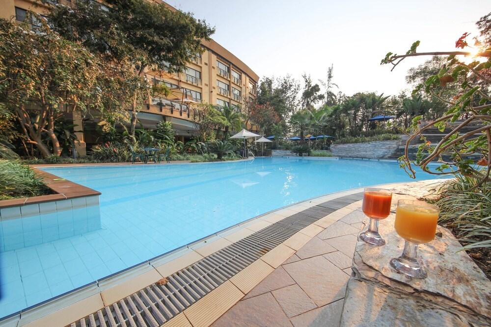 Kigali Serena Hotel Bagian luar foto