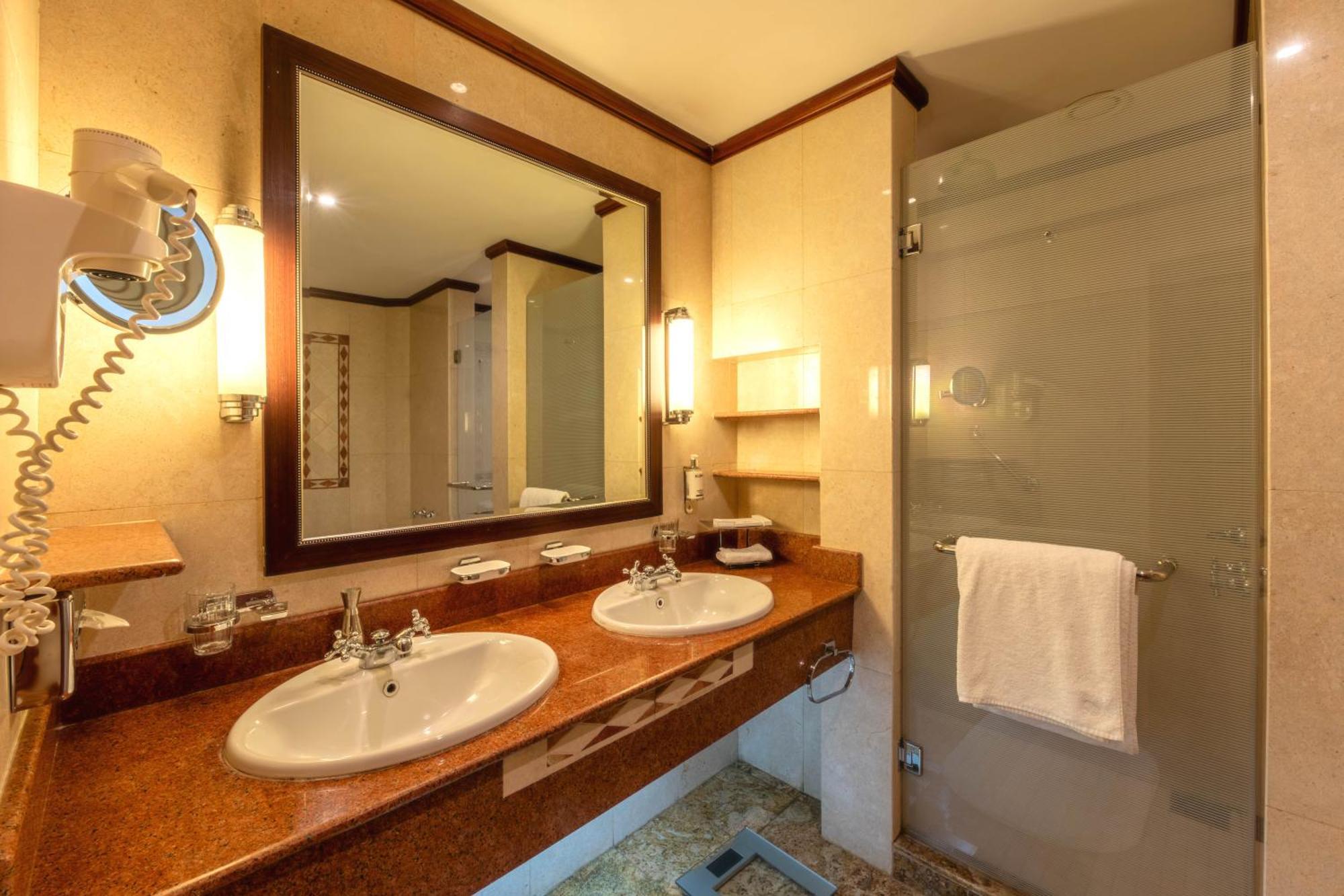 Kigali Serena Hotel Bagian luar foto